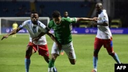 Defenseur ya ba Leopards Glody Ngonda (G) aweleli balle na mosani ya ba Bareas ya Madagascar na 8e de finales ya CAN 2019 na Alexandrie, Egypte, 7 juillet 2019.