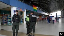 La policía monta guardia en el aeropuerto internacional en El Alto, Bolivia, el miércoles 1 de diciembre de 2021.