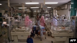 پاکستانی نرسیں پمز اسپتال میں نومولود بچوں کی دیکھ بھال کرتے ہوئے (فائل)