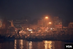 A colourful evening religious ceremony with butter lamps is performed every evening along the Ganges in Varanasi. (A. Pasricha for VOA)