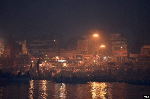A colourful evening religious ceremony with butter lamps is performed every evening along the Ganges in Varanasi. (A. Pasricha for VOA)