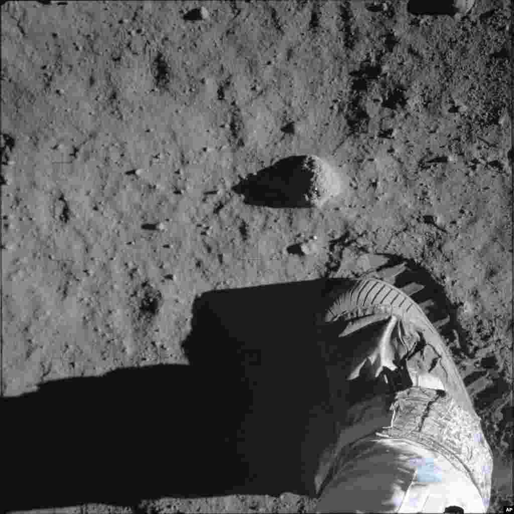 Sepatu boot Buzz Aldrin dan jejak sepatunya saat uji coba tanah di permukaan Bulan dalam kegiatan misi Apollo 11, 20 Juli 1969. (Foto: Buzz Aldrin/NASA via AP)