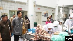 Wakil Gubernur Jawa Timur Saifullah Yusuf saat mengunjungi RSU dr. Soetomo Surabaya didampingi Dr. Dodo Anando MPH (Foto: VOA/Petrus)