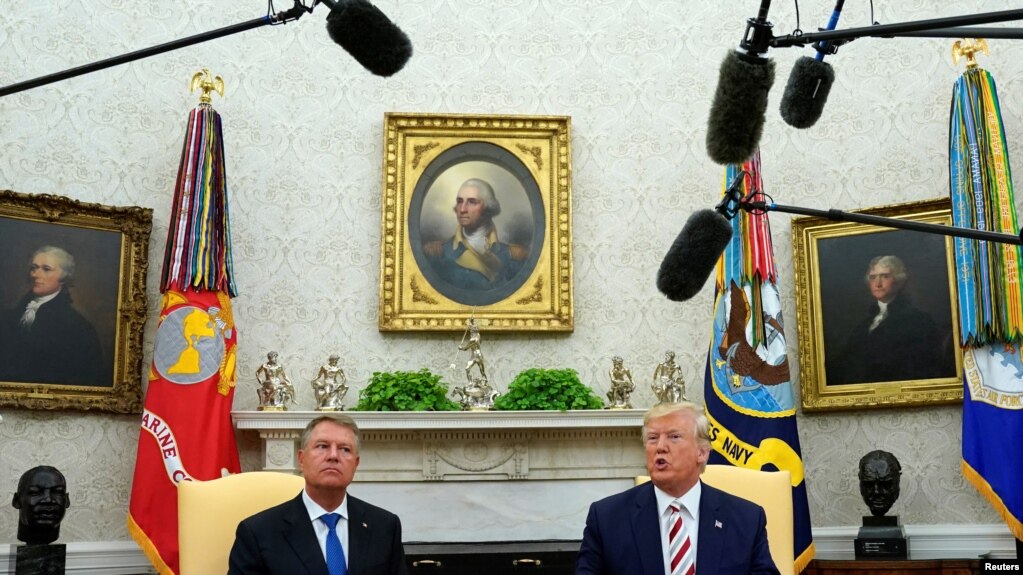 美国总统特朗普2019年8月20日在白宫与罗马尼亚总统举行会谈前答复记者提问