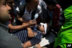 An injured Kashmiri man is brought for treatment on a stretcher at a hospital in Srinagar, Indian-controlled Kashmir, Aug. 24, 2016. Indian government forces fired shotguns and tear gas in India's portion of Kashmir to break up new protests demanding an end to Indian rule in the disputed Himalayan region.