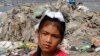 La activista ambiental Licypriya Kangujam, de 8 años, se encuentra en la playa de Juhu frente a un montón de basura durante una campaña de limpieza en Mumbai, India. Kangujam se encuentra entre los activistas climáticos más jóvenes.