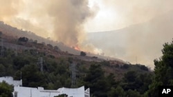 Un feu brule derrière un complexe touristique qui a été évacué avec succès dans le domaine de San Vito Lo Capo à Sicile, près de Trapani, dans le sud de l’Italie. 12 Juillet 2017
