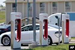 ARHIVA - Električno vozilo kompanije Tesla puni bateriju u Topiki, u Kanzasu, raije ove godine