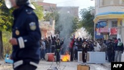 Des manifestants opposés au parti islamiste au pouvoir, Ennahda, s’affrontent avec la police a Siliana, dans le nord-ouest de Tunis, 27 novembre 2013.