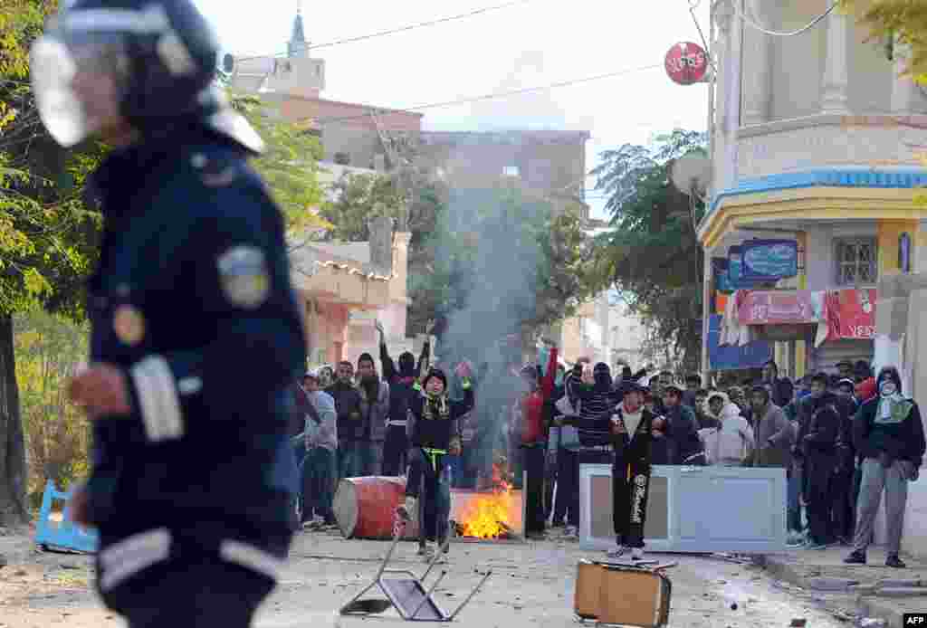 Tunisian protesters clash with police following a demonstration against the country&#39;s ruling Islamist Ennahda party in Siliana, northwest of Tunis. A general strike was called to protest against poverty and lack of development.