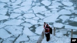 Zamrznuta rijeka u Chicagu (Foto: REUTERS/Pinar Istek) 