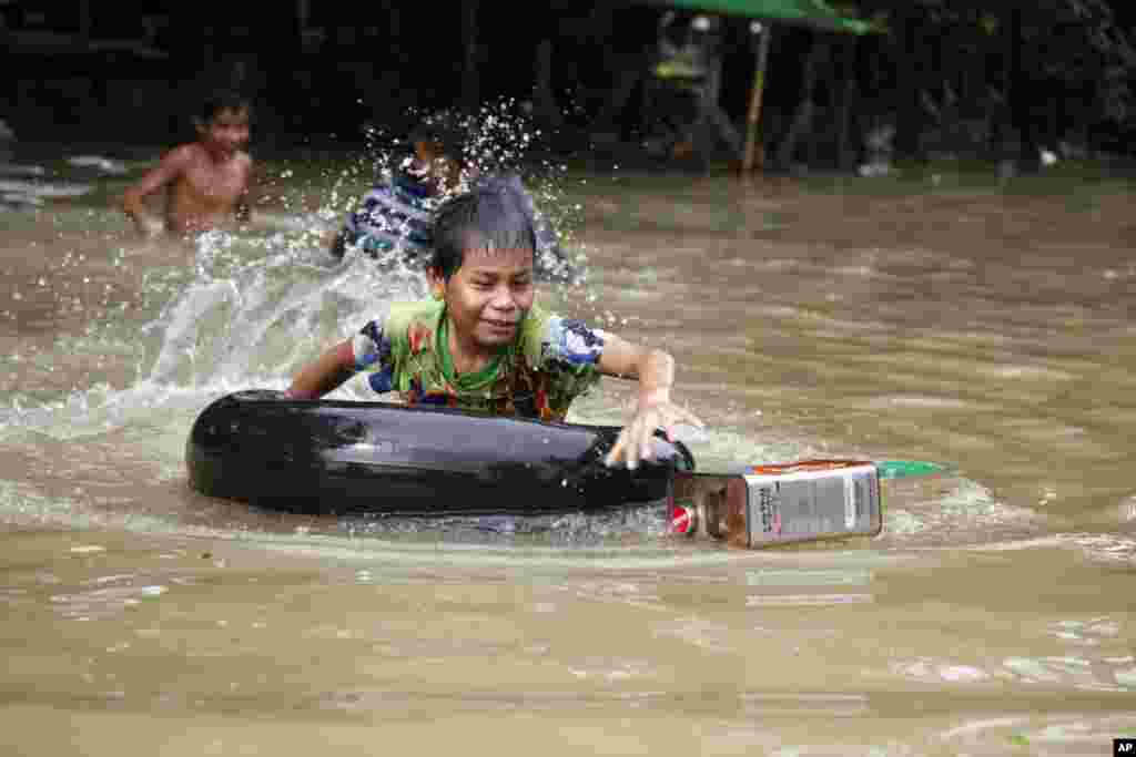 ក្មេង​ប្រុស​ម្នាក់​កំពុង​តែ​ជិះ​កង់​ទ្បាន​លេង​លើ​ផ្លូវ​មួយ ​ឯ​ទី​ក្រុង​​ Bago​ ពេល​កំពុង​មាន​ទឹក​ជន់​លិច​ នៅ​ឯ​ភាគឦសាននៃ​ទី​ក្រុងយ៉ាំង​ហ្គោន​​ ដែល​ជា​ទី​ក្រុង​ធំ​មួយ​របស់​ប្រទេស​​មី​យ៉ាន់​ម៉ា​ កាល​ពី​ថ្ងៃ​ទី ​១ ​ខែ​សីហា​ ឆ្នាំ​ ២០១៥​។