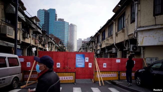 冠状病毒让中国百业凋零。图为上海一居民小区为防疫关闭小区大门。（路透社2020年3月4日资料照）