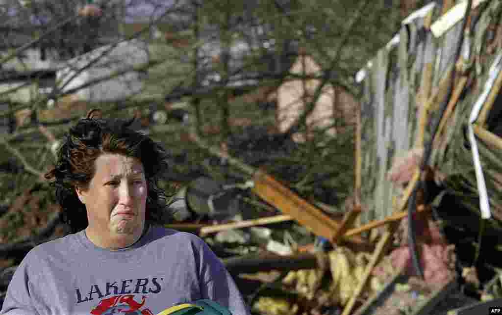 Amanda Patrick, 31, reacts while talking about neighbors who died during the tornado that ripped through Harrisburg, Illinois, February 29, 2012. (AP)