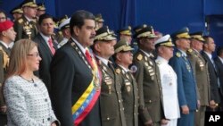 El presidente de Venezuela, Nicolás Maduro (segundo desde la izquierda) junto a su espsa Cilia Flores durante el evento conmemorativo del 81 aniversario de la Guardia Nacional en Caracas, el 4 de agosto de 2018.