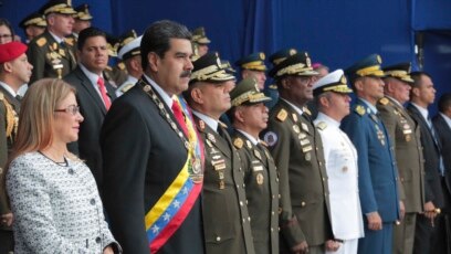 El presidente de Venezuela, NicolÃ¡s Maduro (segundo desde la izquierda) junto a su espsa Cilia Flores durante el evento conmemorativo del 81 aniversario de la Guardia Nacional en Caracas, el 4 de agosto de 2018.