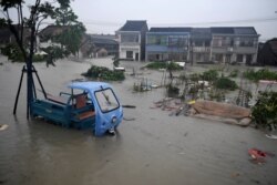 Kota Dongqiao, Ningbo, provinsi Zhejiang, terendam banjir saat Topan In-fa menerjang wilayah pesisir di China, 25 Juli 2021. (cnsphoto via REUTERS)