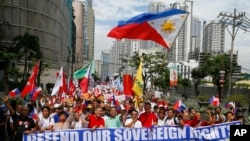 Tư liệu- Đám đông tuần hành tới Lãnh sự quán TQ hôm 9/4/2019, tại Makati city, phía Đông Manila, Philippines, đểkêu gọi nhân dân bảo vệ chủ quyền lãnh thổ.(AP Photo/Bullit Marquez) 