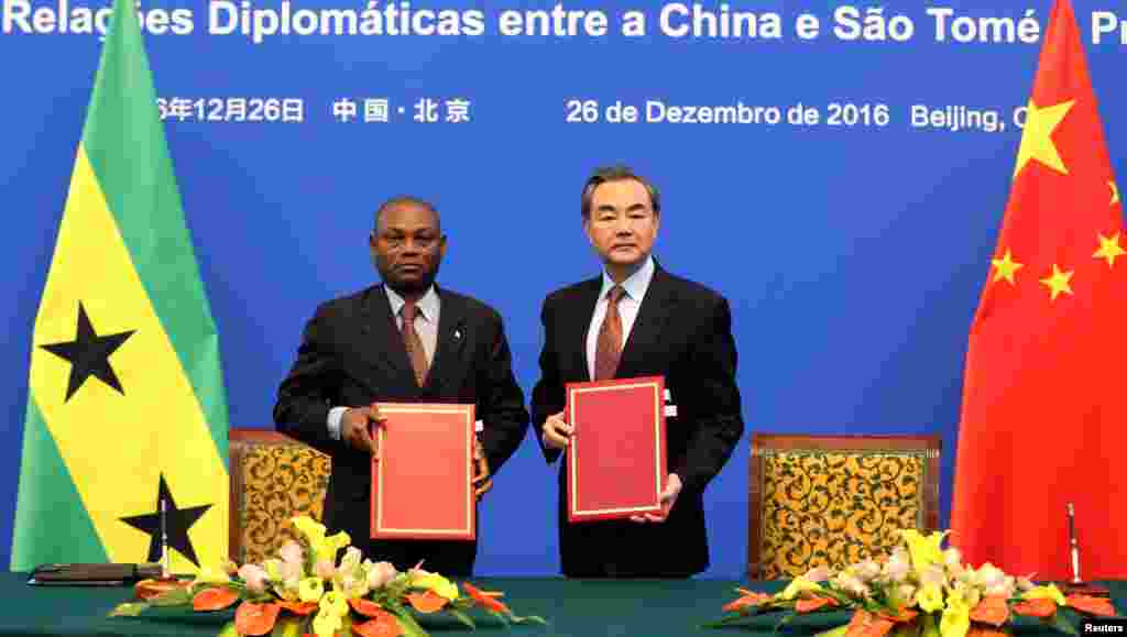 中国外长王毅在北京同圣多美和普林西比外长博特略参加签字仪式，签署恢复外交关系的联合公报（2016年12月26日）
