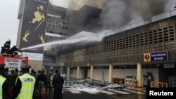 肯尼亚主要国际机场火灾: 消防人员竭力救火