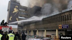 7일 케냐 나이로비 국제공항에서 대형 화재가 발생한 가운데, 소방관들이 진화에 나섰다.