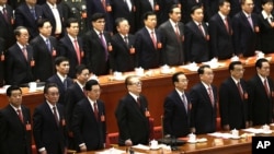 Đảng viên hàng đầu bao gồm Chủ tịch sắp mãn nhiệmHồ Cẩm Đào (thứ 3 bên trái), đứng hát quốc ca tại lễ bế mạc Đại hội Đảng Cộng sản lần thứ 18 tại Sảnh đường Nhân dân ở Bắc Kinh, ngày 14/11/2012.