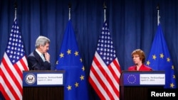 U.S. Secretary of State John Kerry looks at EU foreign policy chief Catherine Ashton after talks on the situation in Ukraine, in Geneva, April 17, 2014.