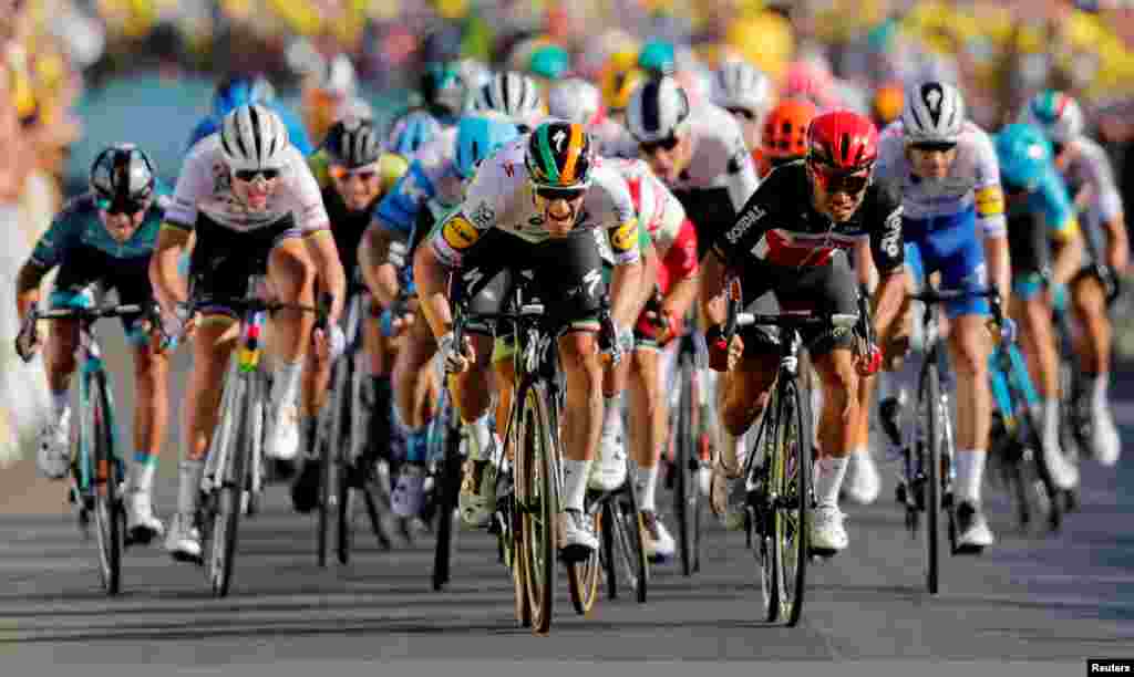 Deceuninck-Quick Step rider Sam Bennett of Ireland and Lotto Soudal rider Caleb Ewan of Australia race toward the line during the stage 10 of the Tour de France cycling race from Ile d&#39;Oleron to&nbsp;Ile de Re in France.