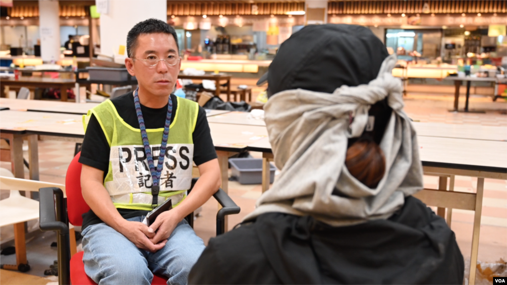 Michelle在香港理工大学被围困期间接受美国之音记者郁岗采访。（美国之音）