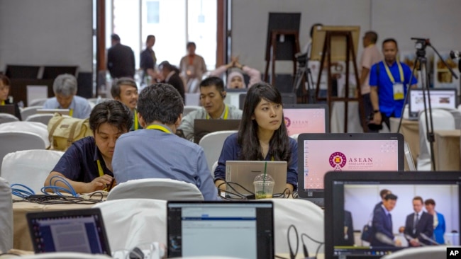 第52届东盟外长会议2019年7月30日在泰国首都曼谷举行，记者聚集在会议的媒体中心。