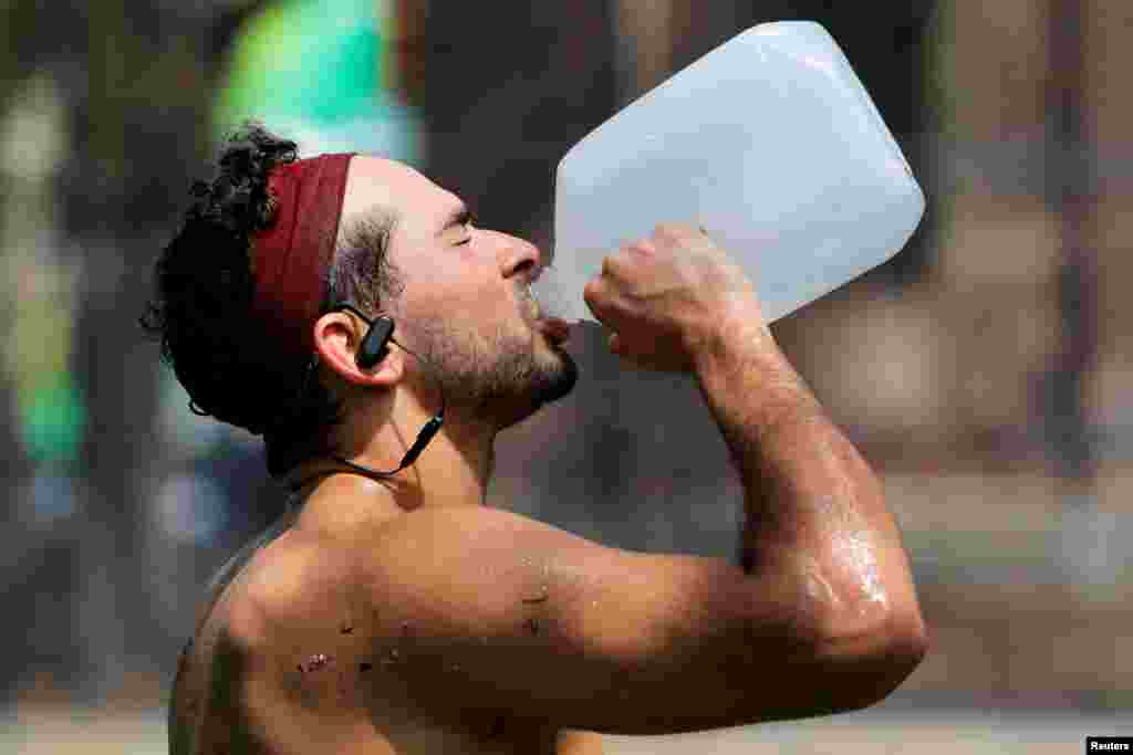 واشنگٹن میں درجہ حرارت 37 ڈگری تک پہنچنے کی پیش گوئی کی گئی ہے۔ کھیل کے کھلے میدانوں میں کھلاڑیوں کو مشکل پیش آ رہی ہے۔