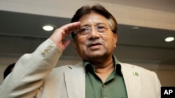 Cựu Tổng thống Pakistan Pervez Musharraf chào các thành viên đảng của ông trong một buổi lễ kỷ niệm Ngày Quốc khánh Pakistan trước chuyến đi đến Karachi, Dubai.