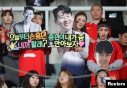 Para pendukung timnas Korea Selatan membawa poster-poster menyemangati Son Heung-min dalam laga persahabatan antara Korea Selatan vs Panama di Stadion Cheonan, Cheonan, Korea Selatan, 16 Oktober 2018.