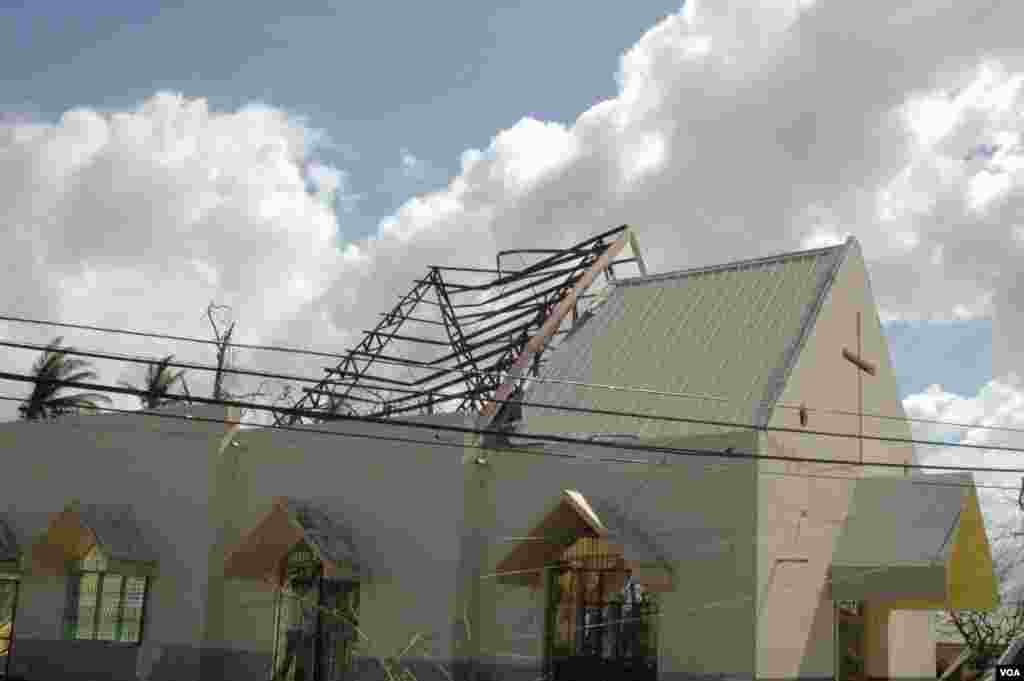 A damaged church in Cebu, Philippines, Nov. 15, 2013. (Steve Herman/VOA)