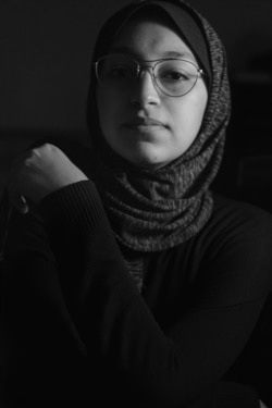 صحافتی ایوارڈ اپنے نام کرنے والی فاطمہ شبیر 24 برس کی عمر میں یہ اعزاز حاصل کرنے والی کم عمر صحافی ہیں۔