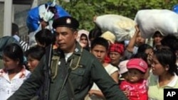 Thai police escort a group of Myanmar refugees crossing to Myawaddi town at the Thai-Myanmar border town of Mae Sot (File Photo)