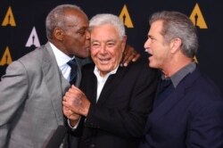 دانر، مل گیبسون و دنی گلاور در مراسم «آکادمی» برای تجلیل از کارگردان ۸۷ ساله
