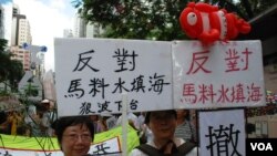 退休公務員李先生(右)認為，陳茂波不下台會影響港府的管治 (美國之音湯惠芸拍攝)