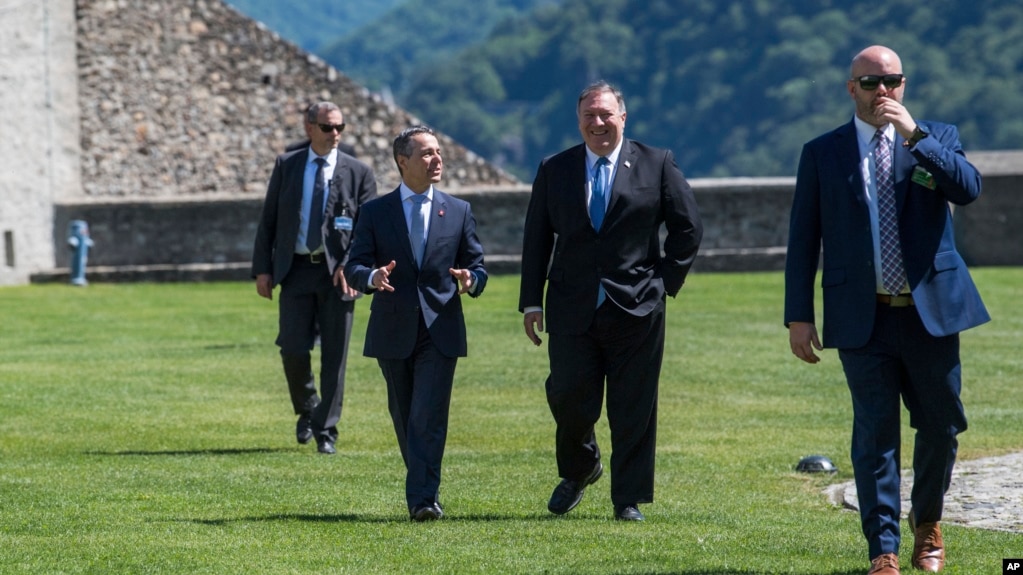 Mike Pompeo, secretario de Estado de EE.UU., (centro derecha), e Ignazio Cassis, ministro de Relaciones Exteriores de Suiza, (centro izquierda), conversan durante la visita de Pompeo en CastelGrande en Bellinzona, Suiza, el domingo 2 de junio de 2019. 