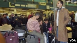 Pasajeros se reúnen en el aeropuerto de Tripoli intentando conseguir vuelos para abandonar el país.