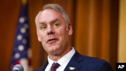 Ông Ryan Zinke đang đối mặt với nhiều cuộc điều tra về việc ông sử dụng các toán an ninh, các chuyến bay thuê bao và một thỏa thuận bất động sản.