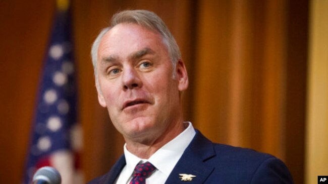 Ông Ryan Zinke đang đối mặt với nhiều cuộc điều tra về việc ông sử dụng các toán an ninh, các chuyến bay thuê bao và một thỏa thuận bất động sản.