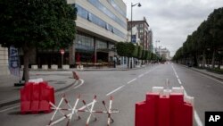 L'avenue principale de Tunis est fermée peu avant un couvre-feu national, mercredi 18 mars 2020, décrété par le président Kais Saied pour contrer le coronavirus. (Photo AP / Hassene Dridi)