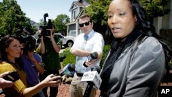 Ina Rogers parle avec des journalistes de la saisie de ses 10 enfants par les forces de l'ordre lundi, à Fairfield, en Californie, le 14 mai 2018.