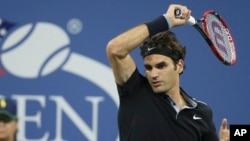 Roger Federer affronte mercredi Fernando Verdasco (AP Photo/John Minchillo)
