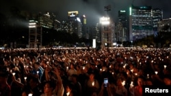 成千上万的香港民众聚集在维多利亚公园纪念八九六四民主运动被镇压30周年。（2019年6月4日）