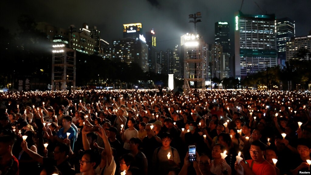 资料照：2019年成千上万的香港民众聚集在维多利亚公园纪念六四民主运动被镇压30周年。（路透社 2019年6月4日）(photo:VOA)