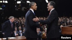 Republican presidential nominee Mitt Romney shakes hands with President Barack Obama as mediator Jim Lahrer gets up at the end of the first 2012 U.S. presidential debate in Denver October 3, 2012. 