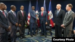 Agoch, delegasyon gouvènman ayisyen an, e adwat, delegasyon ofisyèl wo plase ameriken an ak Prezidan Jovenel Moise ak Vis Preziden Etazini an Mike Pence, nan mitan.