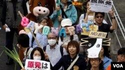Demonstrasi anti-nuklir di depan kantor perusahaan TEPCO di Tokyo (16/4).